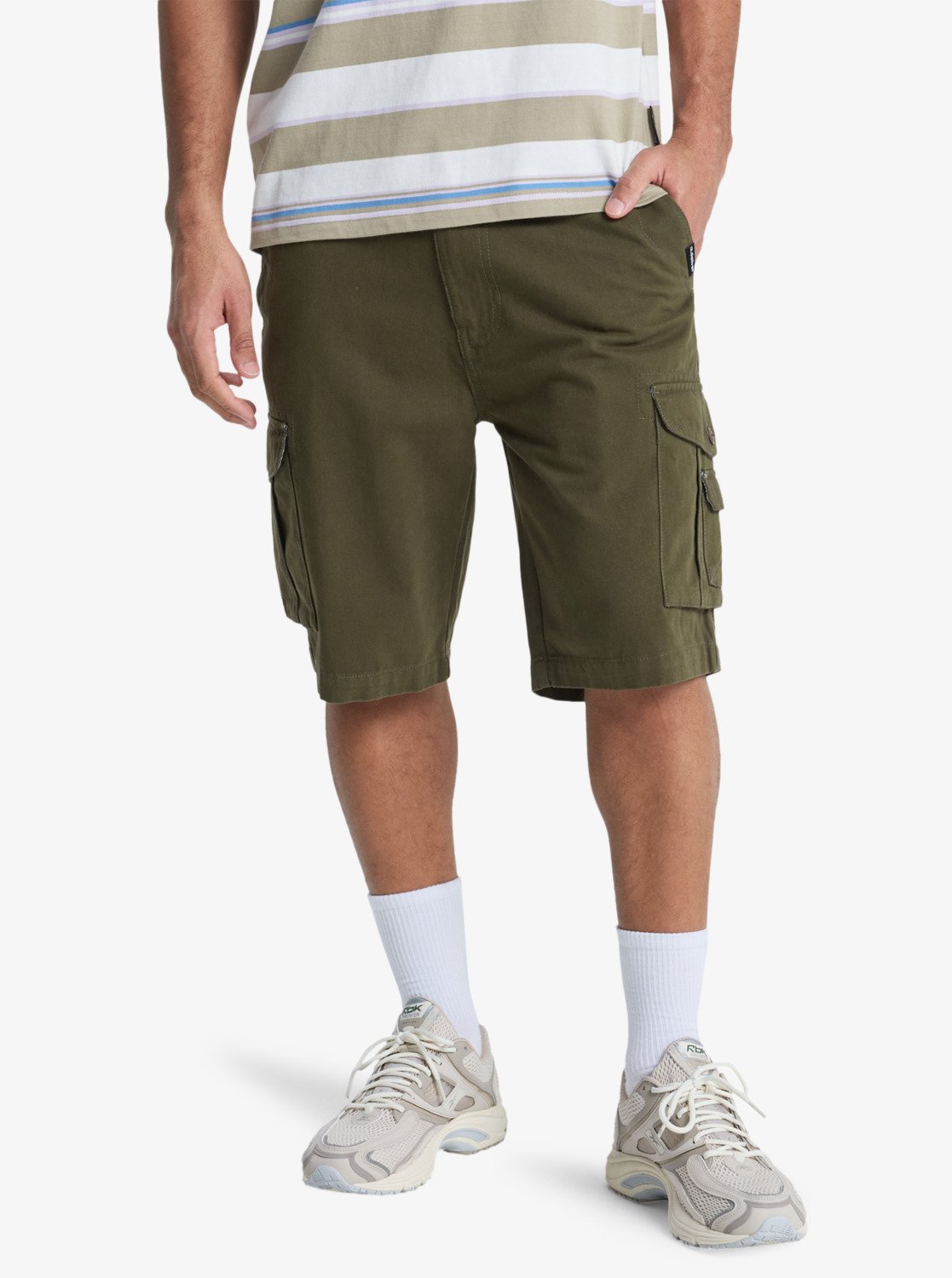 Bekleidung, Kurze Hosen, Person, Turnschuh, Khaki