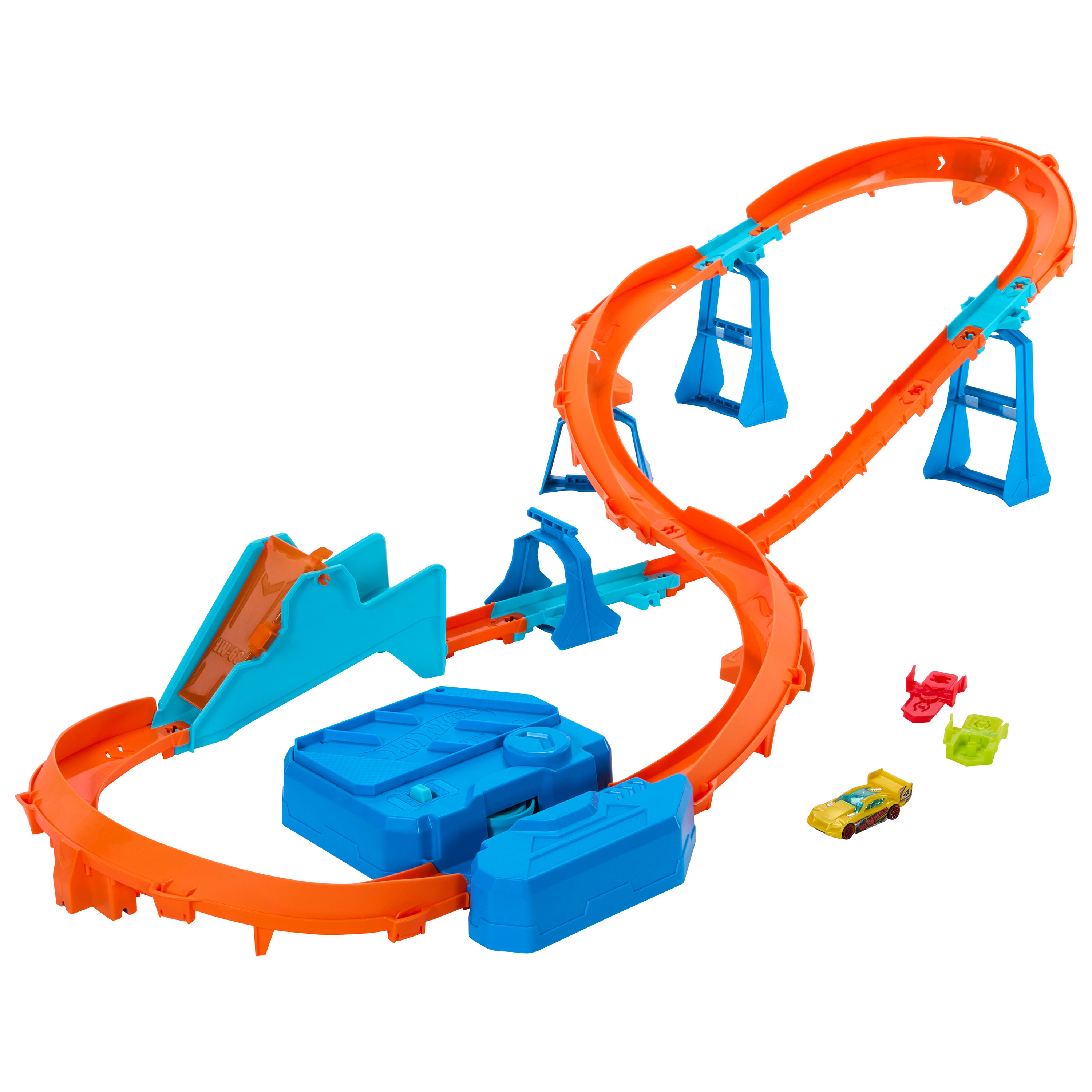 Hot Wheels Track Creator Beschleuniger-Sprung-Schnellstrecke-Set mit Spielzeugauto im Maßstab 1:64 und motorisiertem B