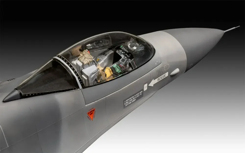 Revell 03802 F-16 Falcon – 50th Anniversary Modell 1:32