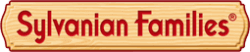 Sylvanian Families Logo – Schriftzug auf Holztafel mit idyllischem, naturinspiriertem Hintergrund