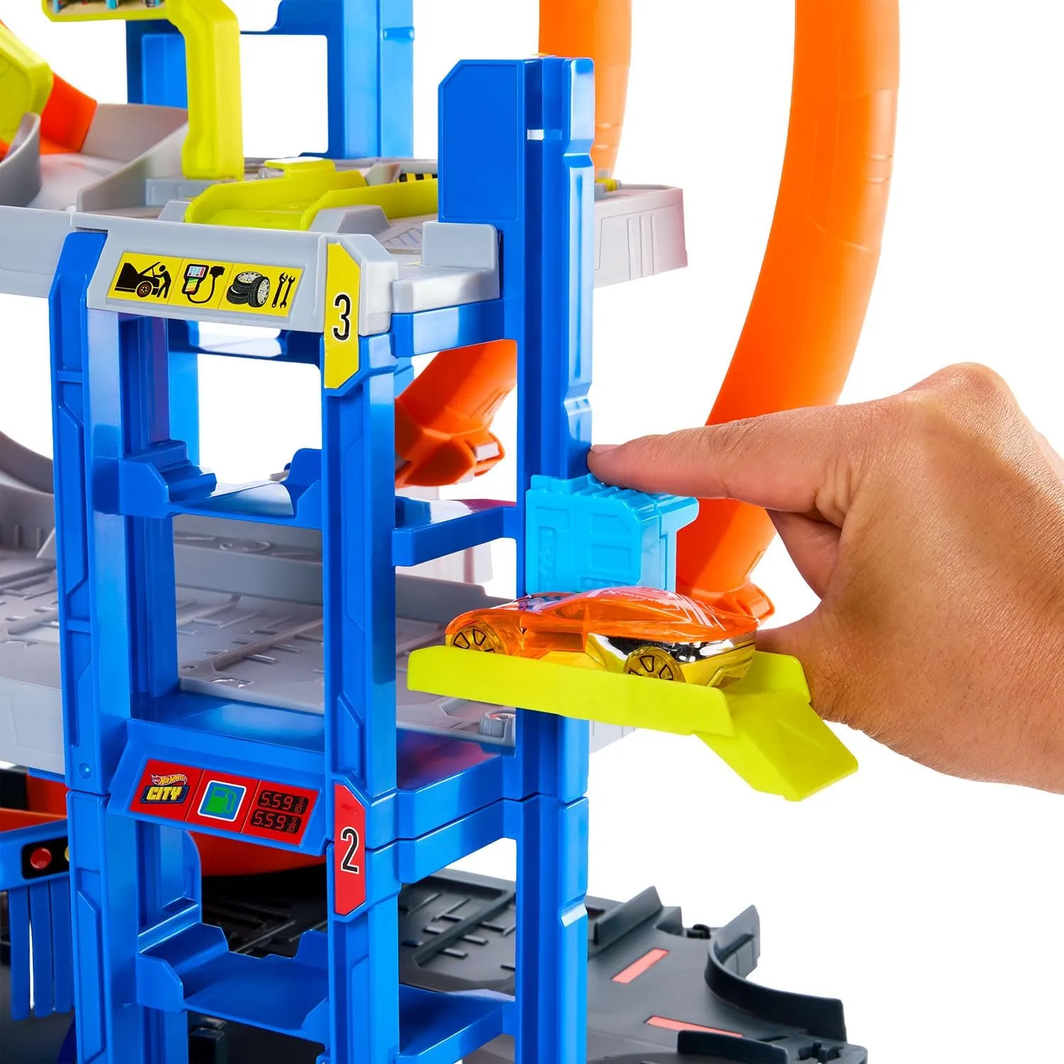 Hot Wheels City Mega-Parkgarage-Spielset mit 1 Die-Cast-Spielzeugauto und 1 Spielzeug-Hubschrauber im Maßstab 1:64