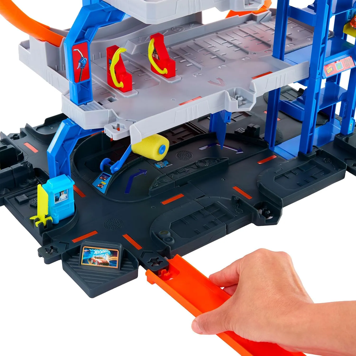 Hot Wheels City Mega-Parkgarage-Spielset mit 1 Die-Cast-Spielzeugauto und 1 Spielzeug-Hubschrauber im Maßstab 1:64